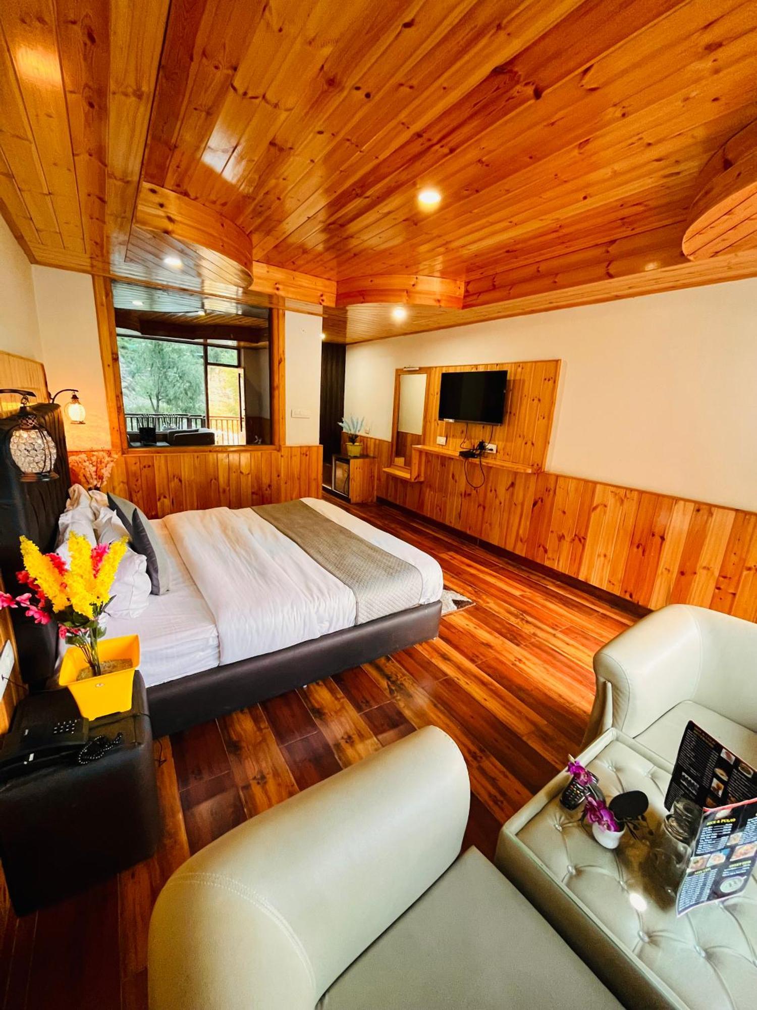 Himalayan Hill Queen Resort, Manali M98160-43400 Exterior photo